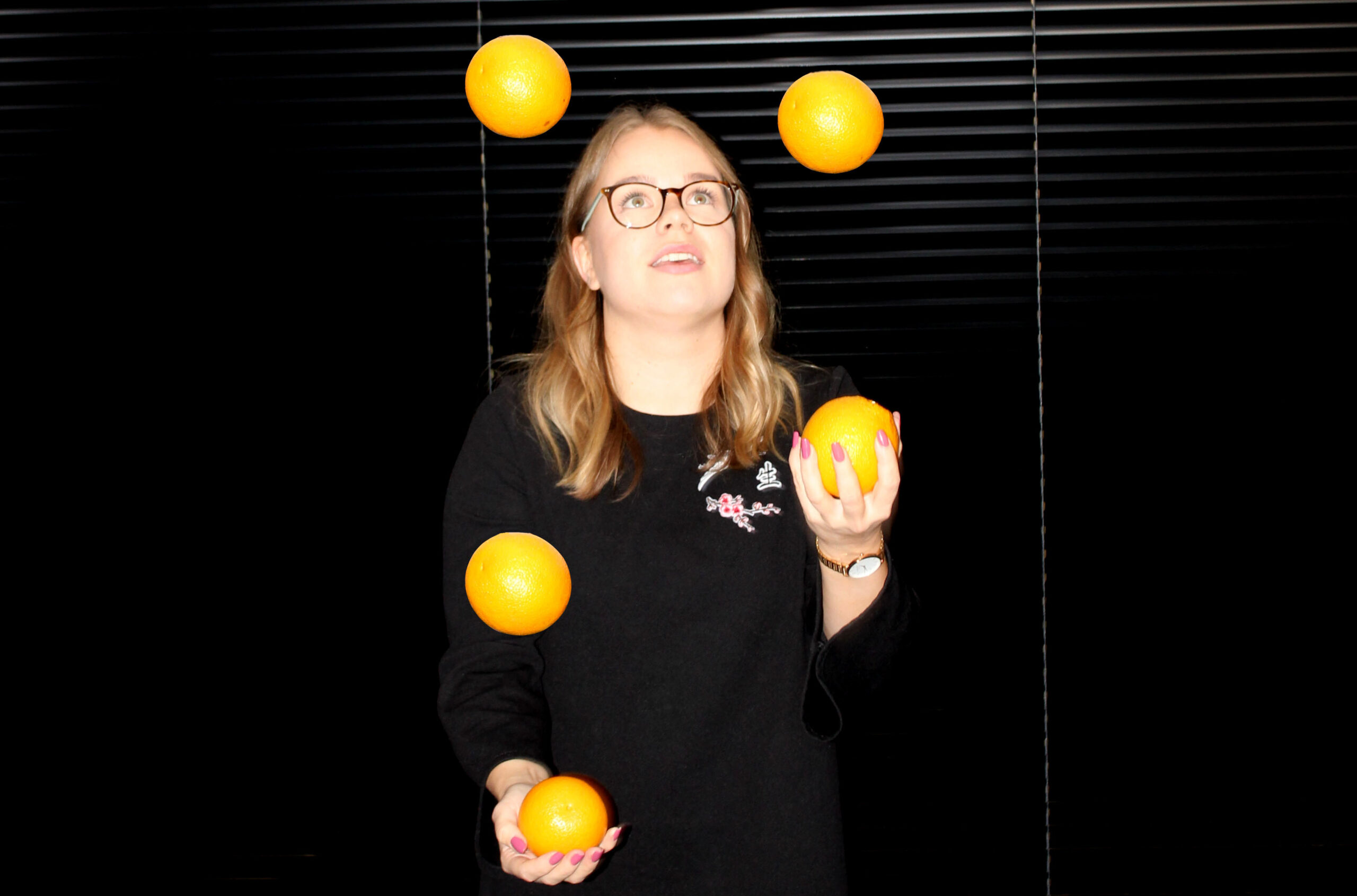 Anni jonglööraa projekteja Orange Advertisingilla